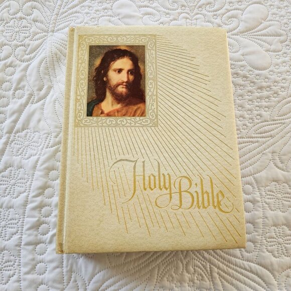 Fireside Family Edition NAB Catholic Bible With Jesus Portrait Cover & Illustrat - Picture 1 of 15